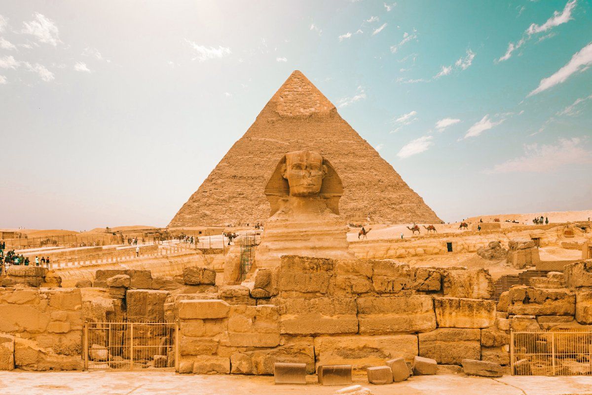 Sphinx-with-the-pyramid-of-Khafre